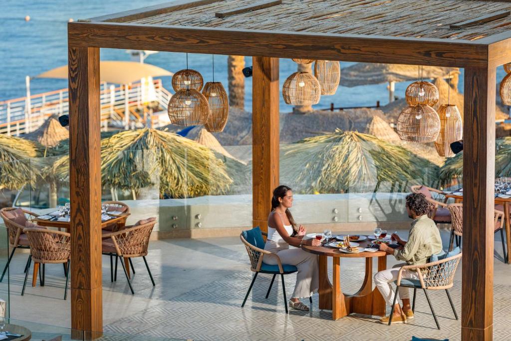 Restaurace v ubytování DoubleTree by Hilton Sharks Bay Resort