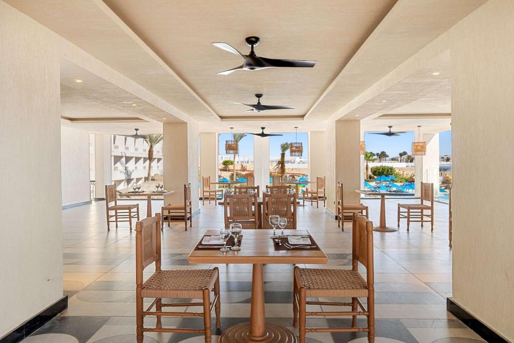 Restaurace v ubytování DoubleTree by Hilton Sharks Bay Resort