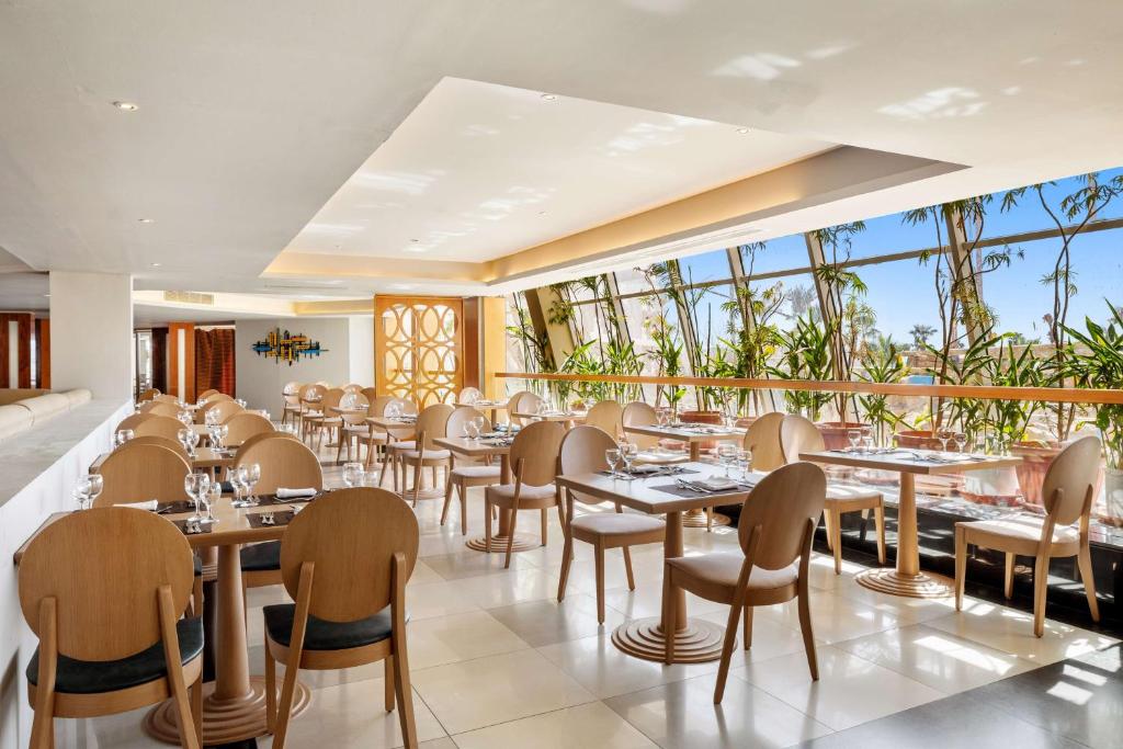Restaurace v ubytování DoubleTree by Hilton Sharks Bay Resort