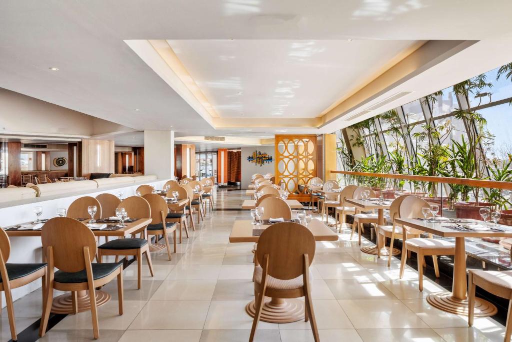 Restaurace v ubytování DoubleTree by Hilton Sharks Bay Resort