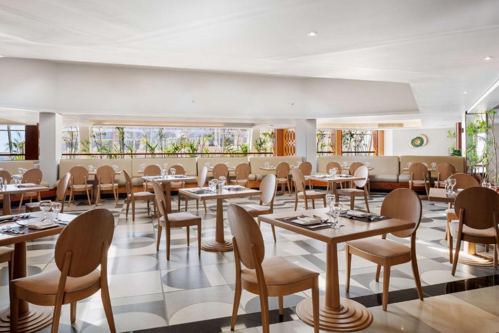 Restaurace v ubytování DoubleTree by Hilton Sharks Bay Resort