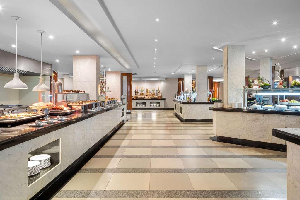 Restaurace v ubytování DoubleTree by Hilton Sharks Bay Resort