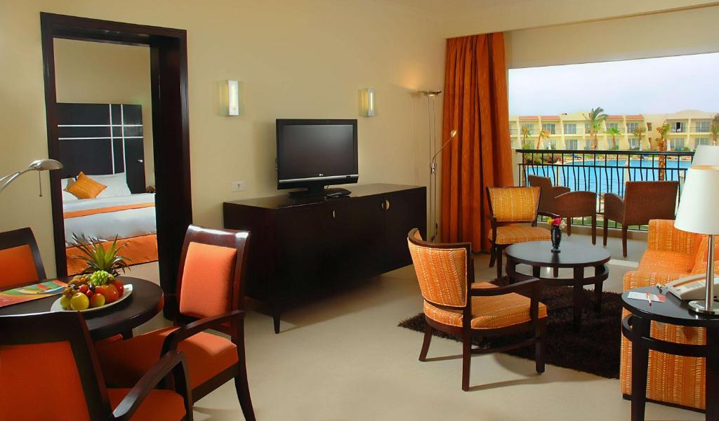 TV a/nebo společenská místnost v ubytování DoubleTree by Hilton Sharks Bay Resort