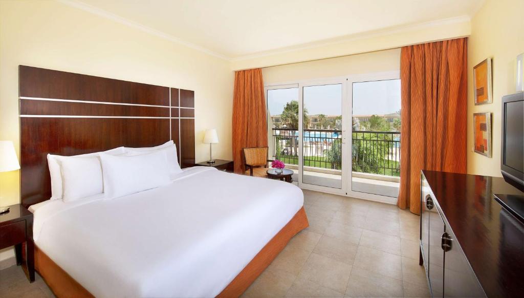 Postel nebo postele na pokoji v ubytování DoubleTree by Hilton Sharks Bay Resort