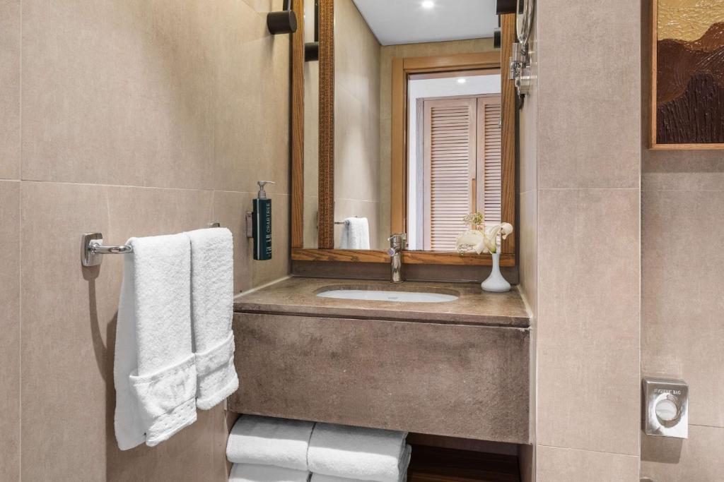 DoubleTree by Hilton Sharks Bay Resort - 17