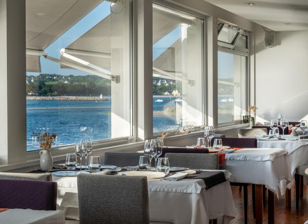 Výhled na řeku, která protéká v blízkosti hotelu