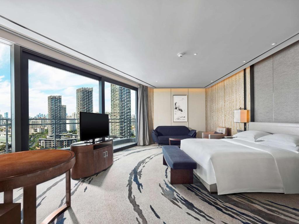 TV a/nebo společenská místnost v ubytování Hilton Shenzhen Shekou Nanhai