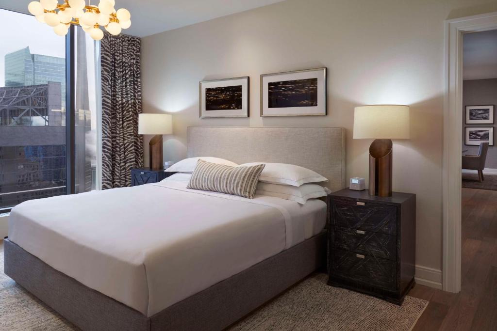 Postel nebo postele na pokoji v ubytování Hilton Toronto
