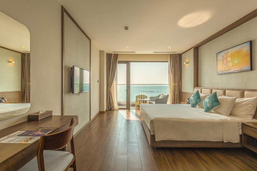 Deluxe Twin Ocean Partial View