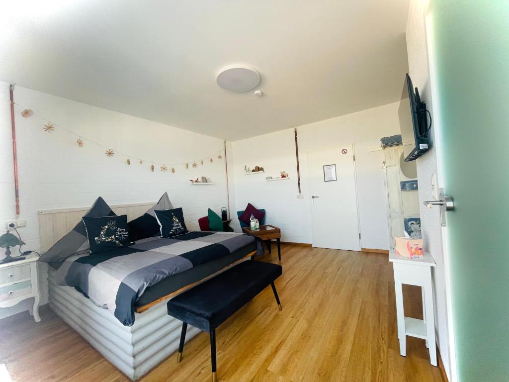 MiNe Hotel - Double Room With Private Bathroom