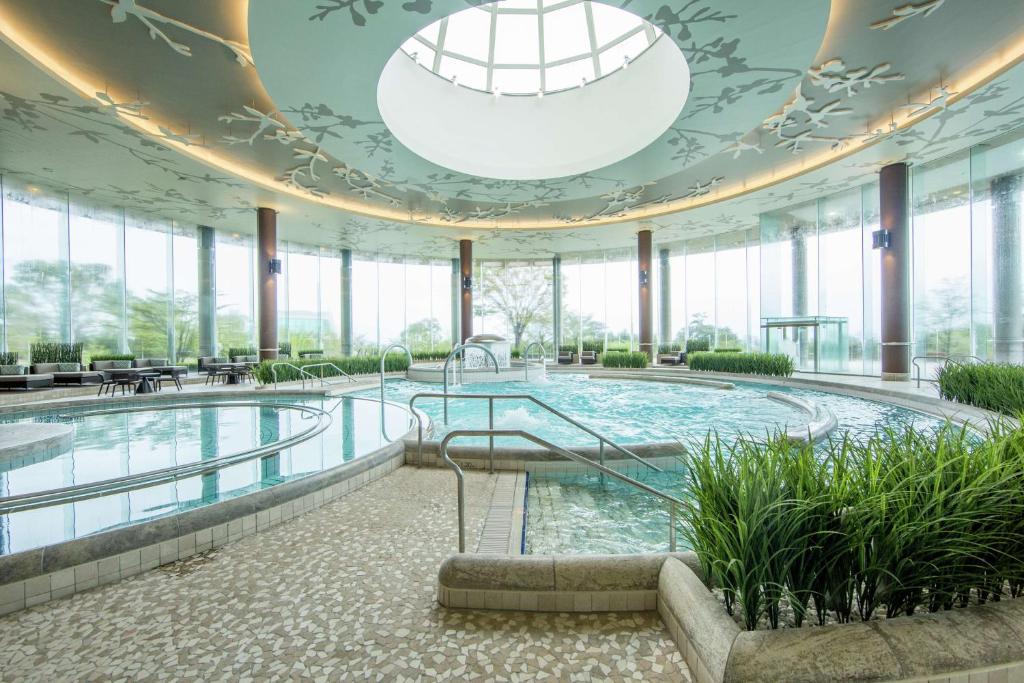 Bazén v ubytování Hilton Odawara Resort & Spa nebo v jeho okolí