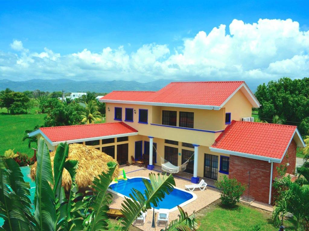 una vista aérea de una casa con piscina en Casa Lila en Tela