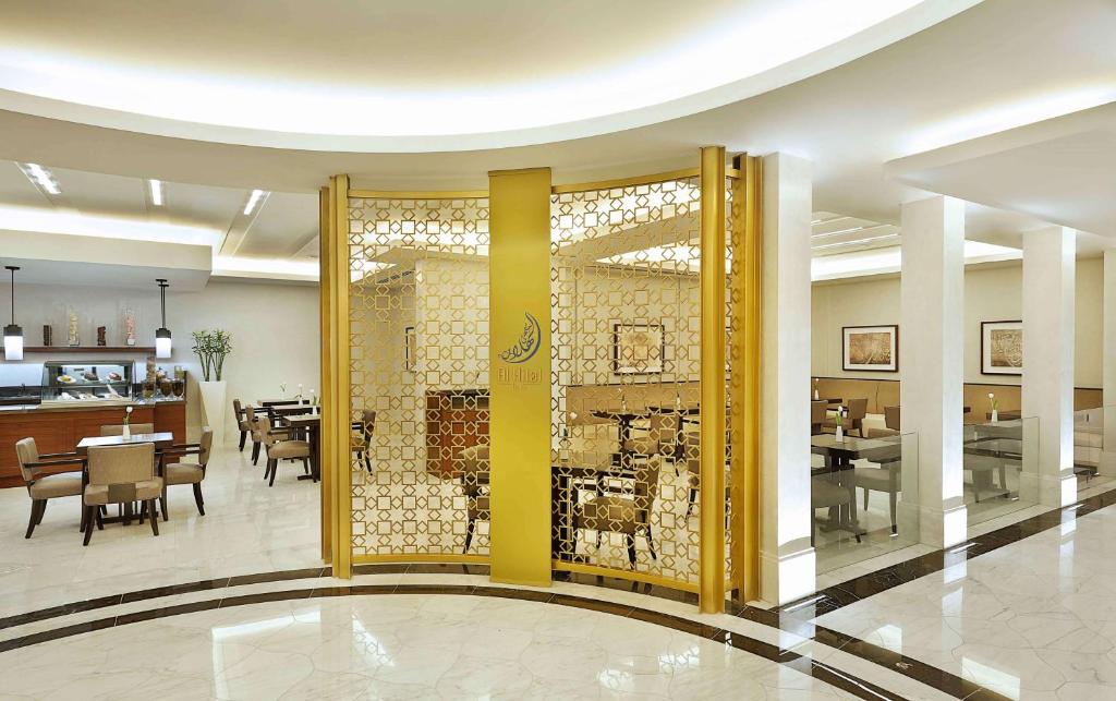 Restoran või mõni muu söögikoht majutusasutuses Conrad Jabal Omar Makkah