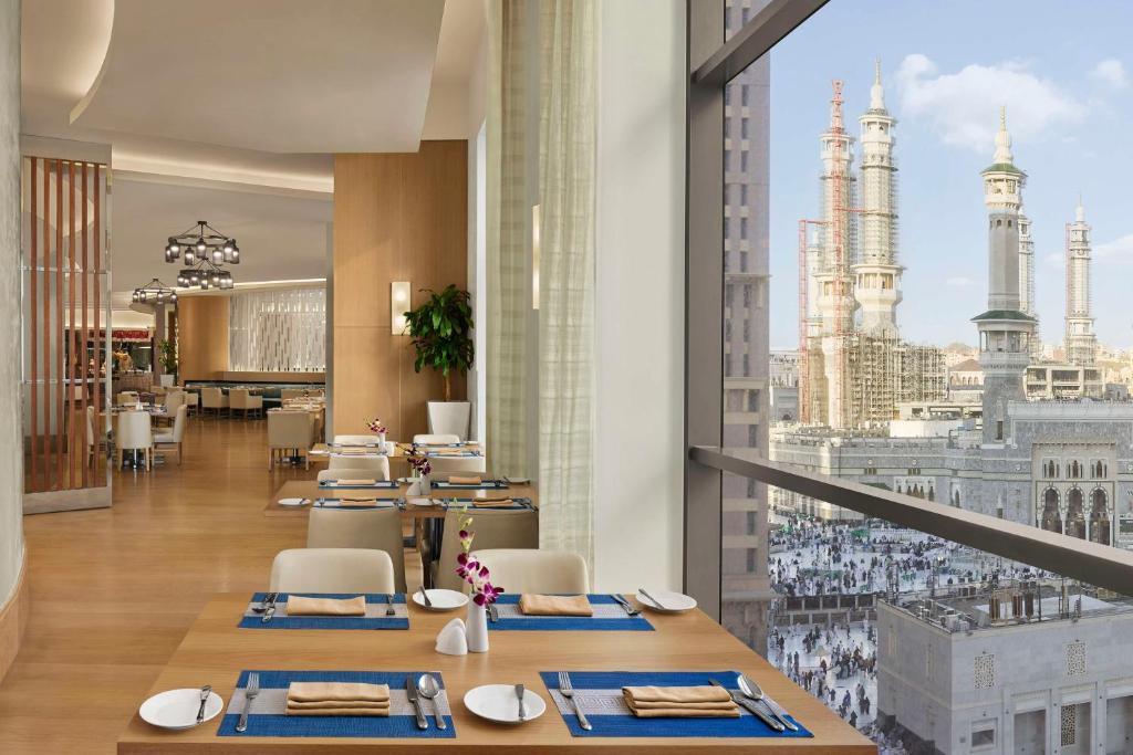 Restoran või mõni muu söögikoht majutusasutuses Conrad Jabal Omar Makkah