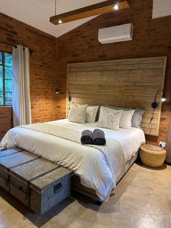 Postel nebo postele na pokoji v ubytování Wild Fig Cottage with Tickle Tub in Hartbeespoort