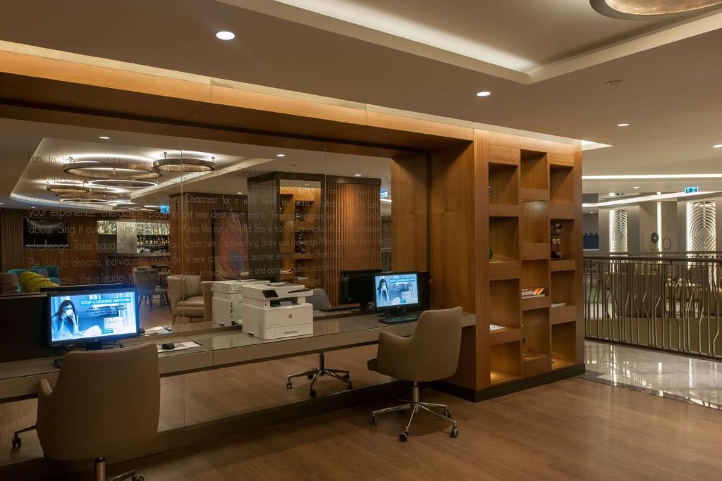 TV a/nebo společenská místnost v ubytování DoubleTree by Hilton Istanbul - Sirkeci