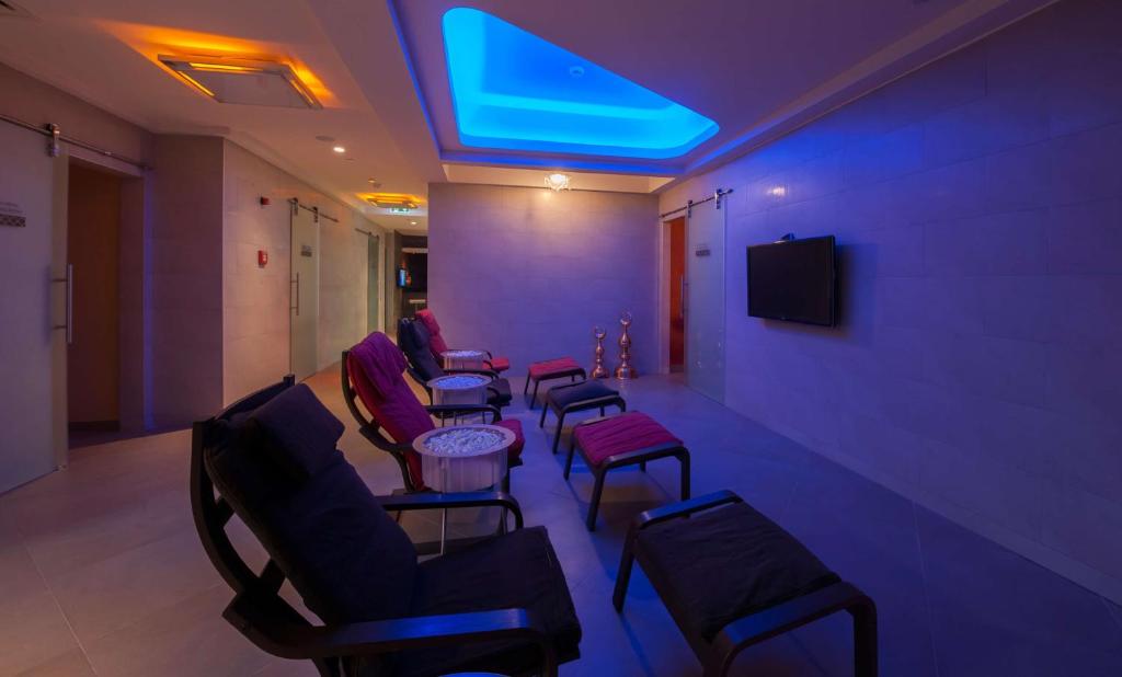 TV a/nebo společenská místnost v ubytování DoubleTree by Hilton Istanbul - Sirkeci