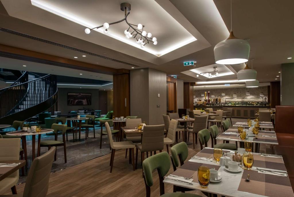 Restaurace v ubytování DoubleTree by Hilton Istanbul - Sirkeci