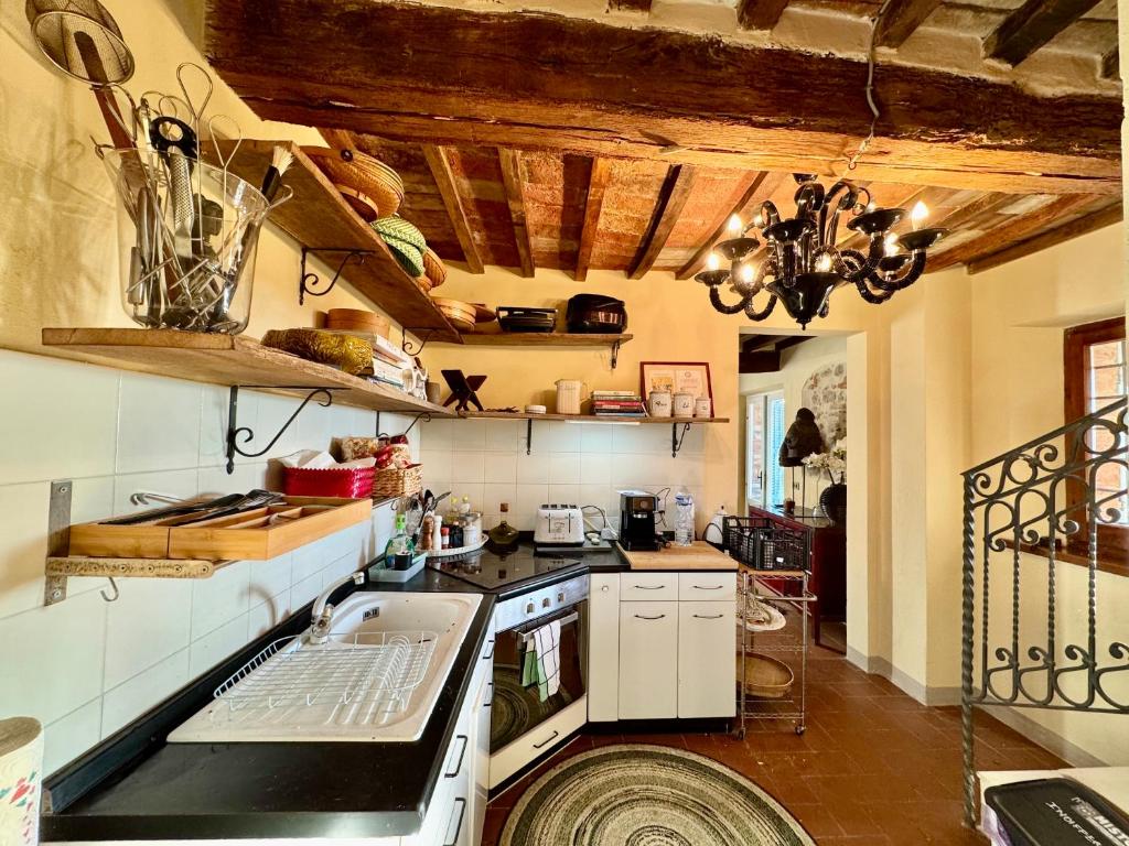 Kuchnia lub aneks kuchenny w obiekcie Magical villa, breathtaking views, large private garden and olive grove - in a cool village on the Umbria Tuscany Border