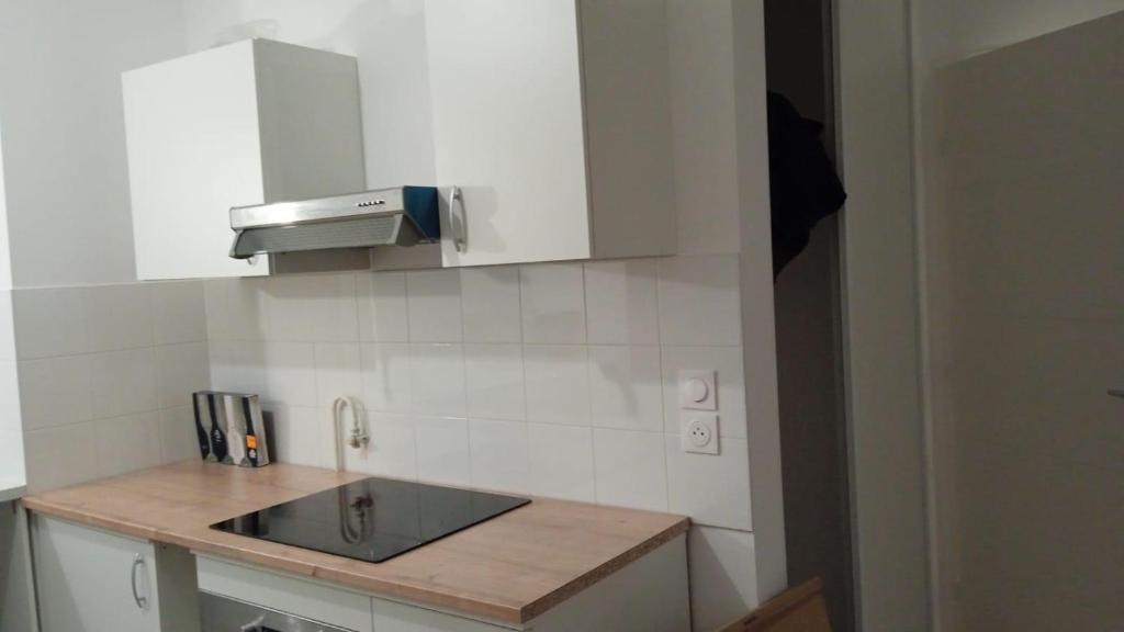 une cuisine avec un évier et un plan de travail dans l'établissement Appartement proche de la gare, à Vaux-sur-Seine