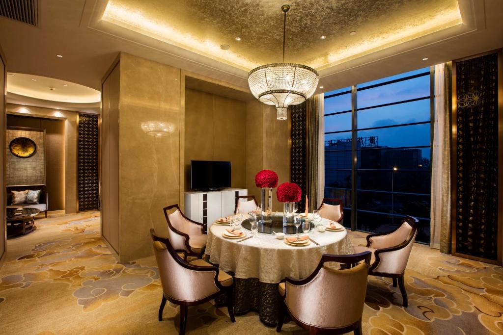 TV a/nebo společenská místnost v ubytování Hilton Wuhan Yangtze Riverside