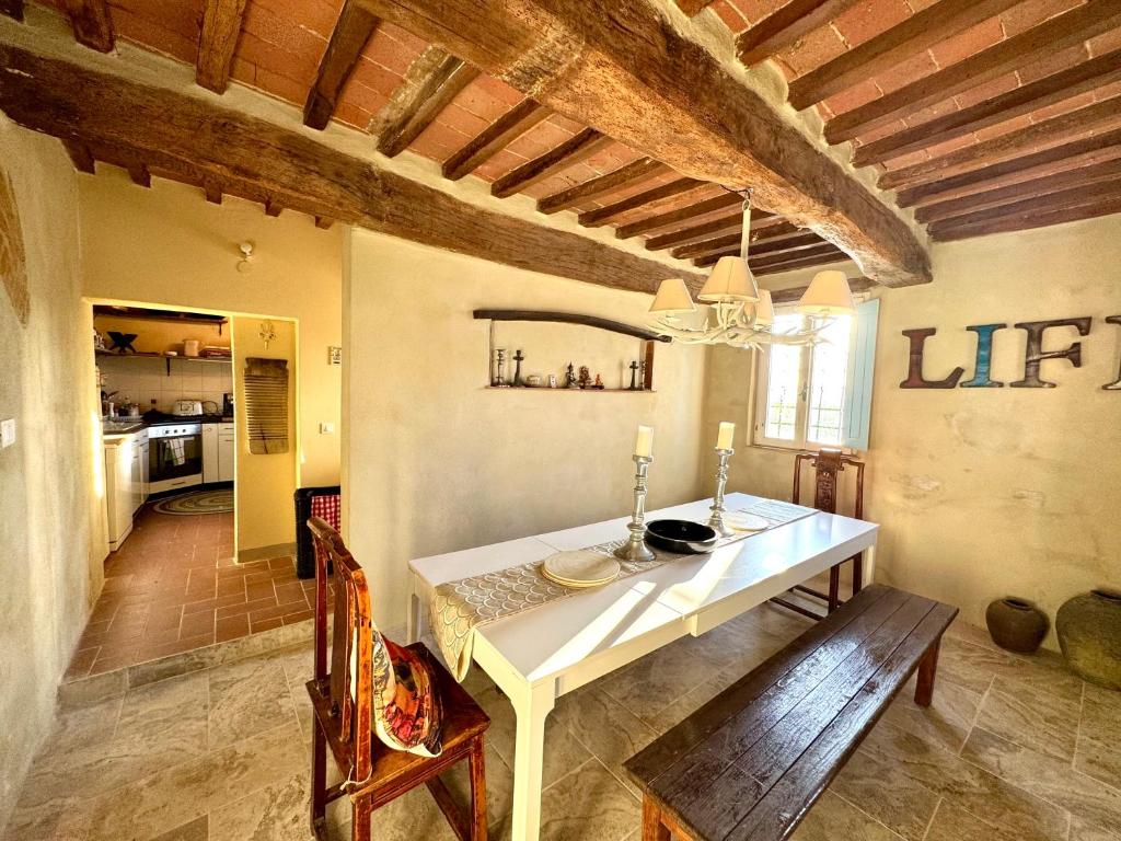 Kuchnia lub aneks kuchenny w obiekcie Magical villa, breathtaking views, large private garden and olive grove - in a cool village on the Umbria Tuscany Border