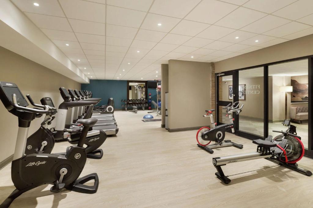 Fitness centrum a/nebo fitness zařízení v ubytování Hotel Saranac, Curio Collection By Hilton