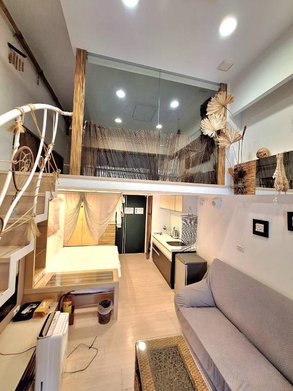 ein Wohnzimmer mit Couch und Küche in der Unterkunft Egypt泡湯宿 in Jiaoxi