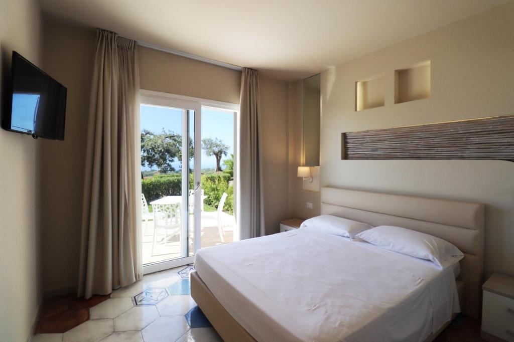 Postel nebo postele na pokoji v ubytování Borgo San Cosmo Tropea