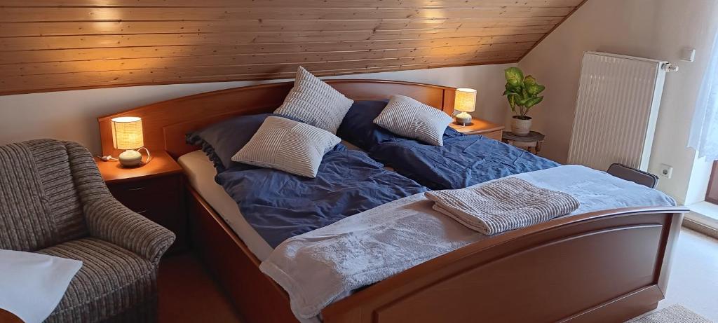 Postel nebo postele na pokoji v ubytování Ferienhaus Töpferblick-Hartau