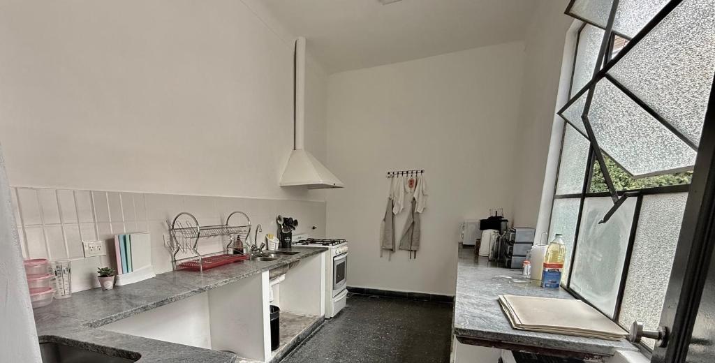 Kuchyň nebo kuchyňský kout v ubytování Clivias Hostel