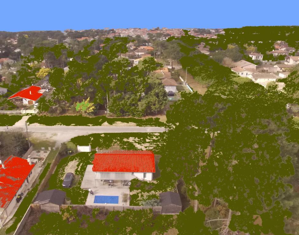 une vue aérienne d'une maison au toit rouge dans l'établissement bee free, à Montalivet-les-Bains