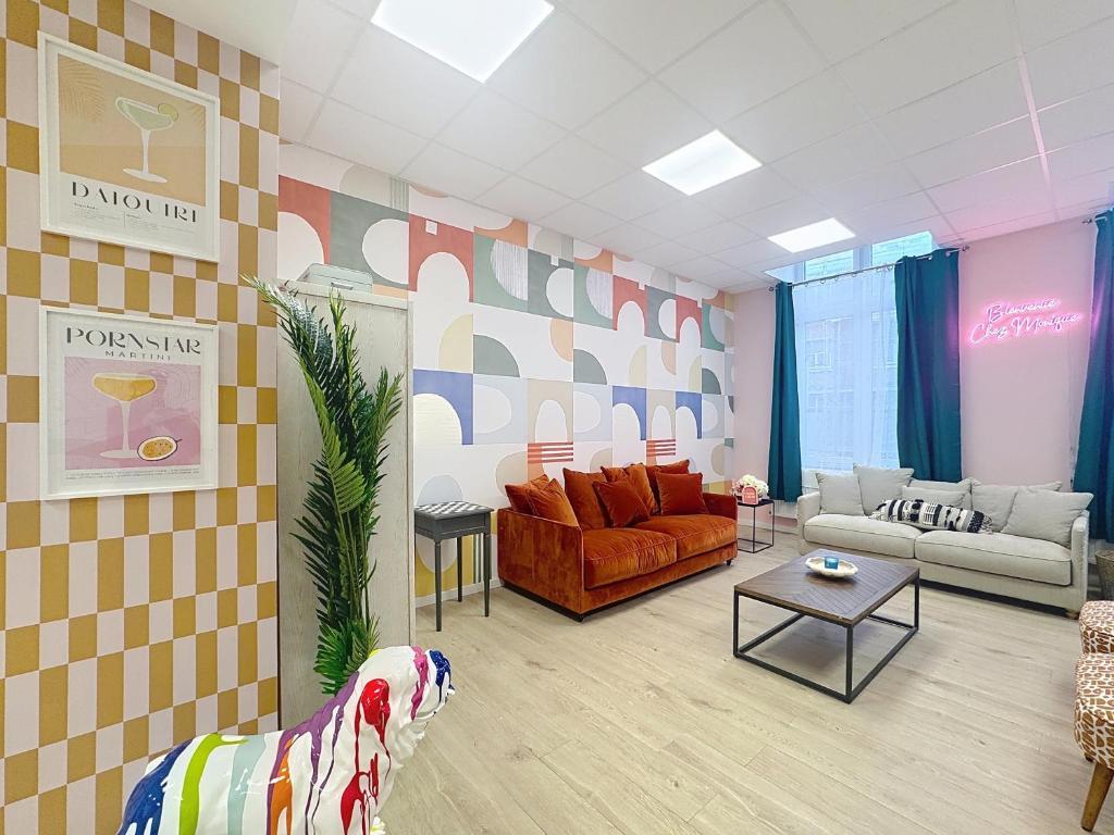 un salon avec un canapé et une table dans l'établissement Chez Monique - Appartement à Dunkerque, Hypercentre, à Dunkerque