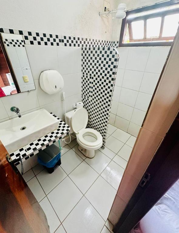 un baño con inodoro y lavabo en Jeri Kite Surf Pousada, en Jericoacoara