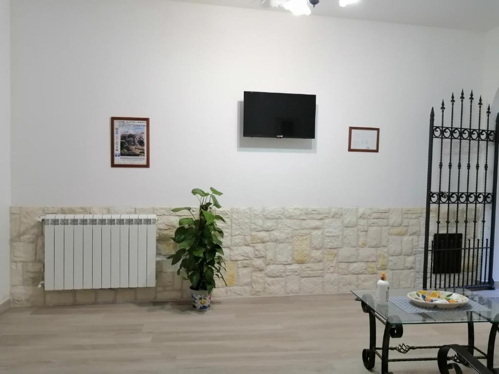 A television and/or entertainment centre at Bed And Breakfast Polizzi House