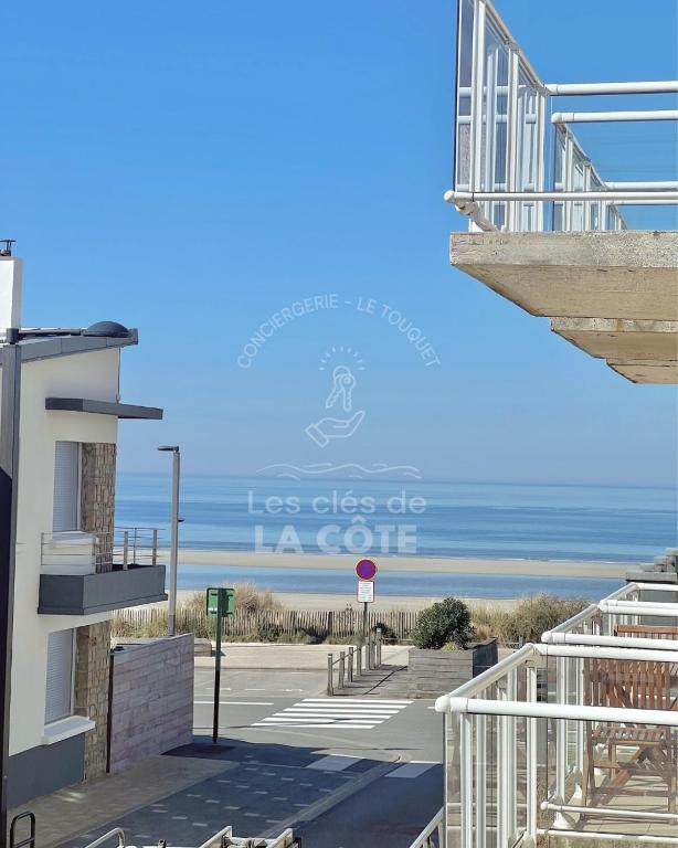 une vue sur la plage depuis le balcon d'un immeuble dans l'établissement La Petite Plage, à Merlimont