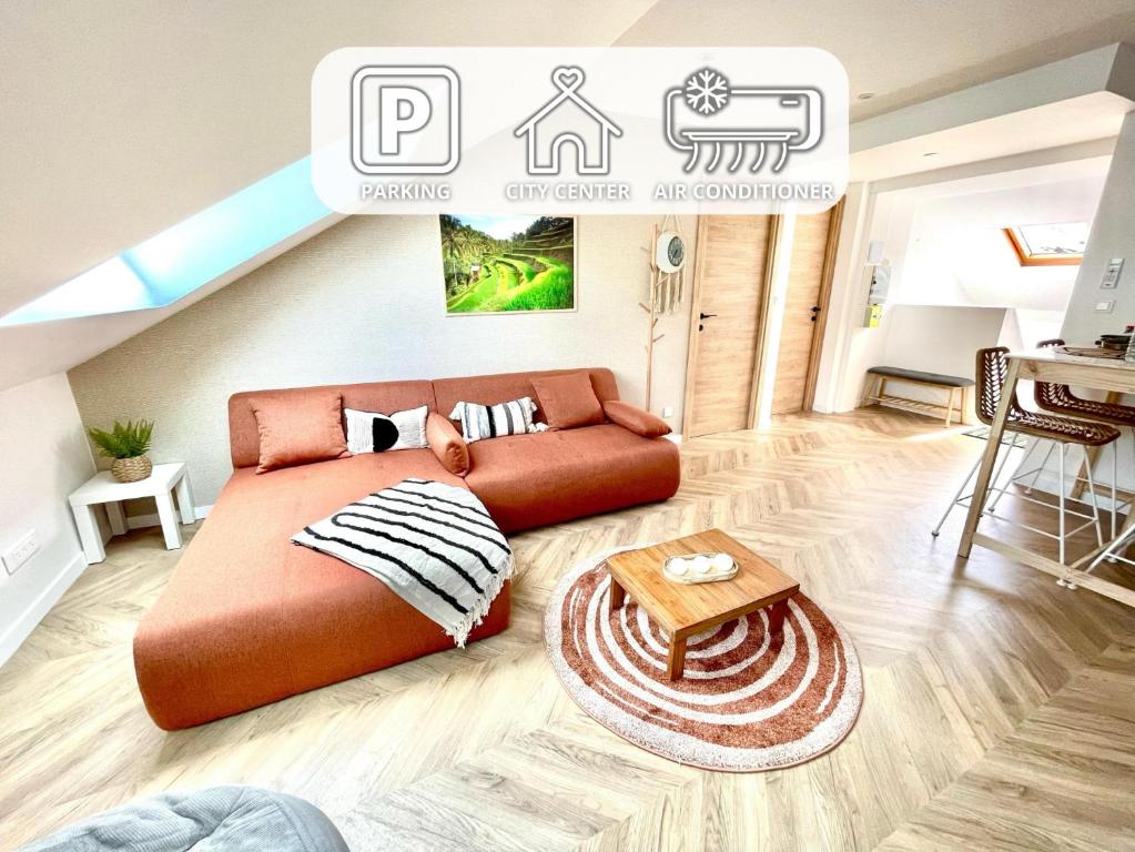 un salon avec un canapé et une table dans l'établissement Appartement climatisé-Centre Ville-Gare, à Reims