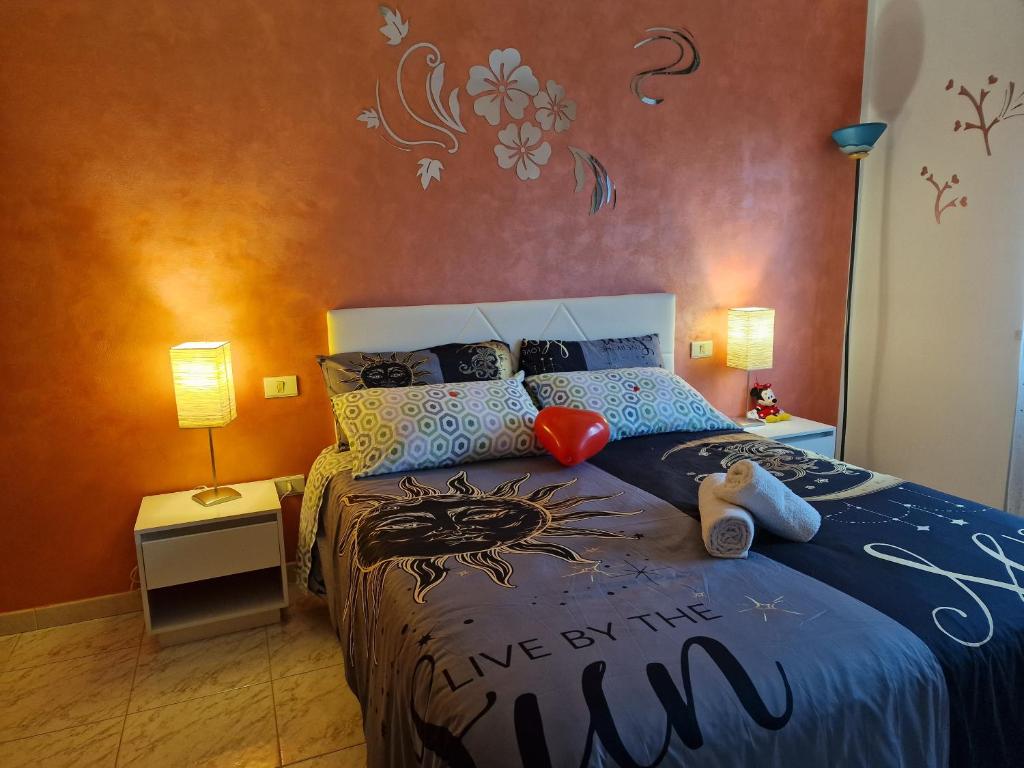 A bed or beds in a room at Appartamento Divino Tramonto