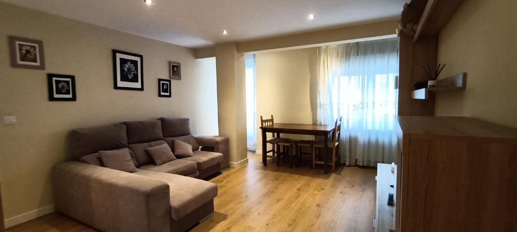 桑坦德Casa Laura的客厅里有一张沙发和一张桌子。