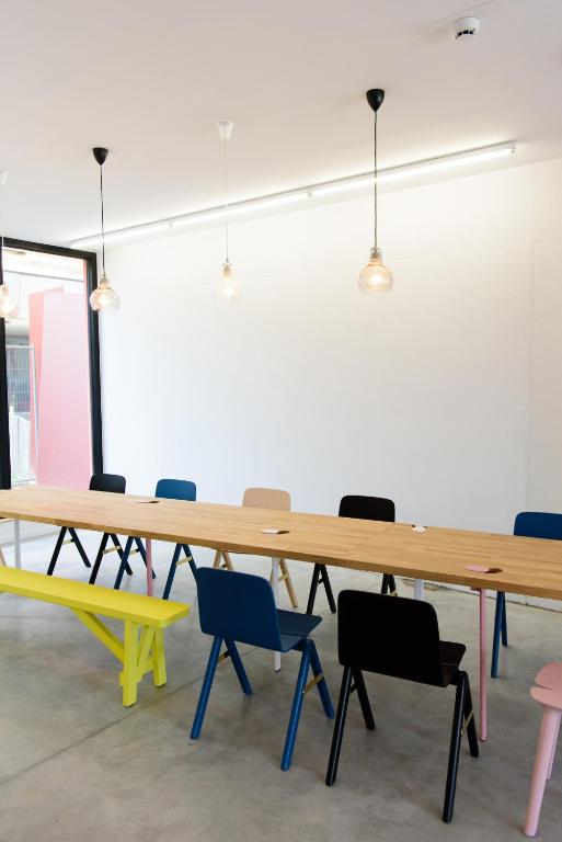 una sala conferenze con un lungo tavolo e sedie in legno di Hôtel Belvue a Bruxelles