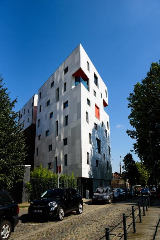 un edificio con auto parcheggiate di fronte di Hôtel Belvue a Bruxelles