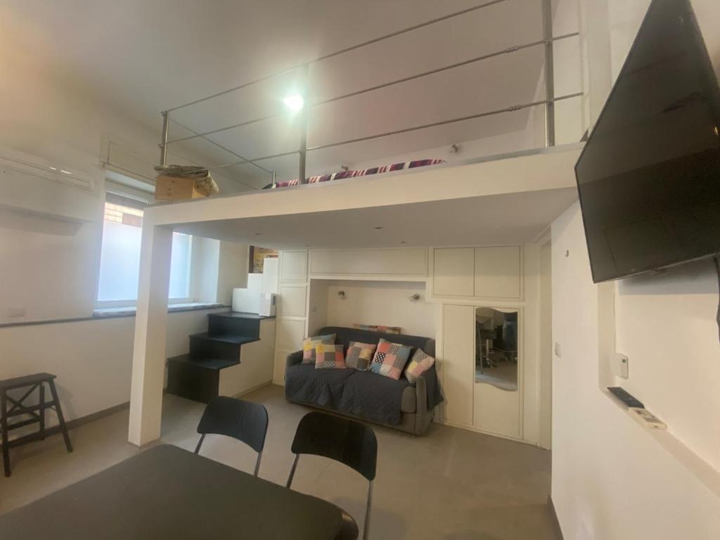 Μια τηλεόραση ή/και κέντρο ψυχαγωγίας στο super central studio apartment