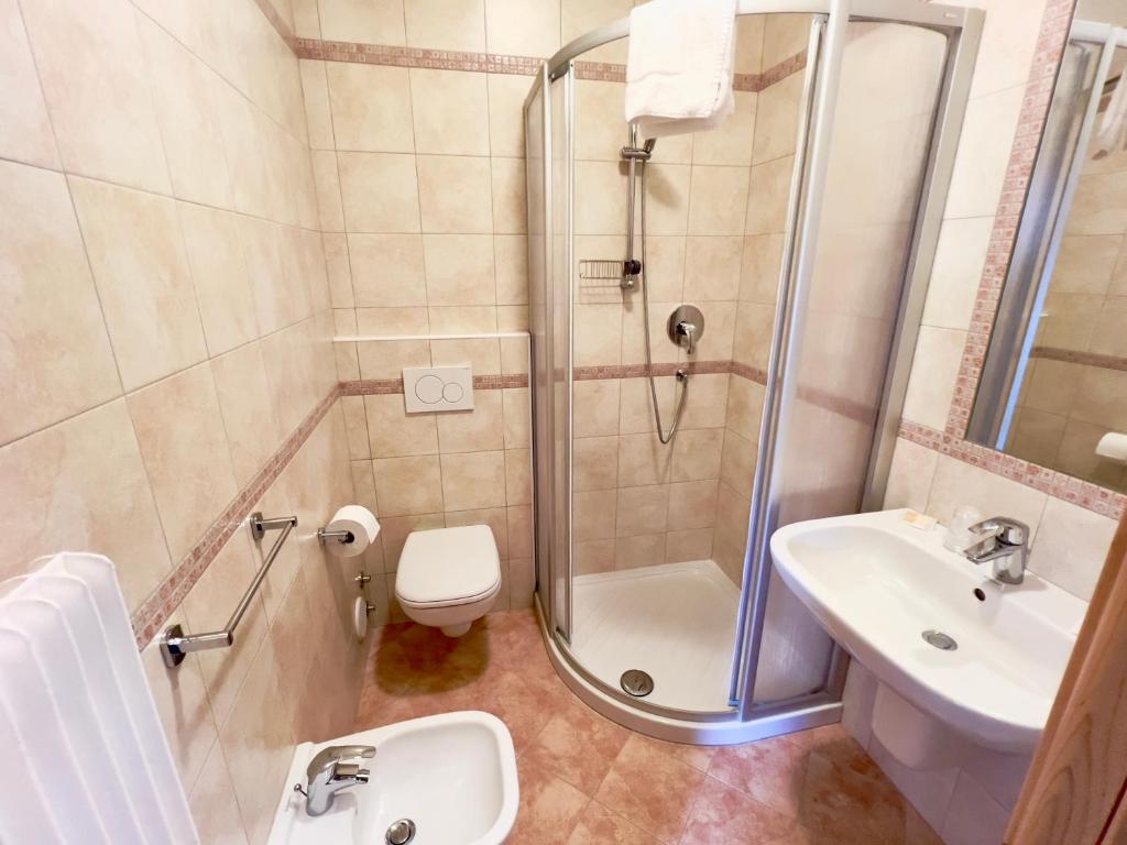 Hotel Regina del Bosco - Family Room With Shared Bathroom