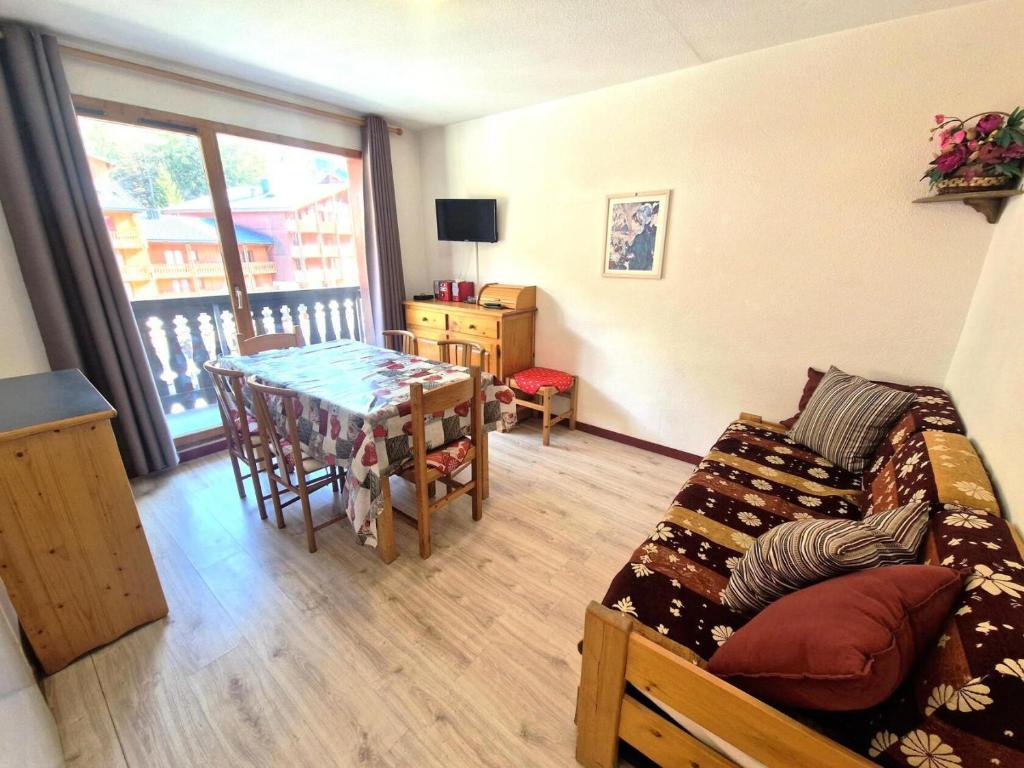 un salon avec une table et un canapé dans l'établissement Résidence Grand Argentier - Appartement centre station 4/6 personnes MAE-2925, à Modane