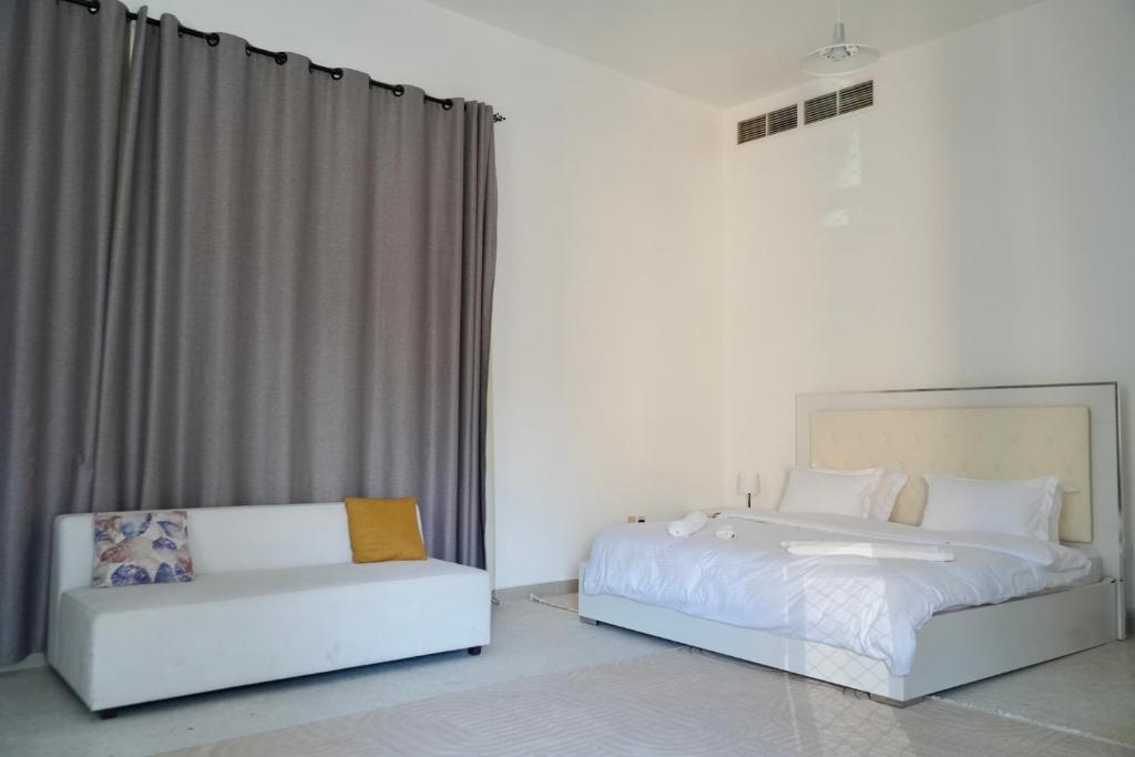 Postel nebo postele na pokoji v ubytování All Villa for rent in Abu Dhabi 7 Rooms near Corniche