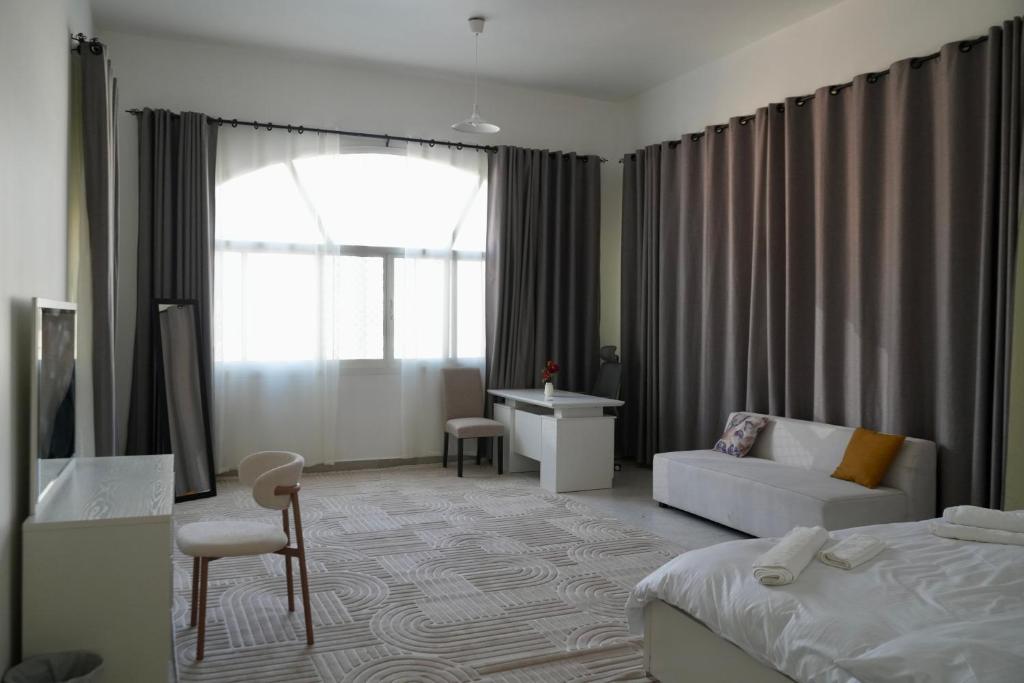 Postel nebo postele na pokoji v ubytování All Villa for rent in Abu Dhabi 7 Rooms near Corniche
