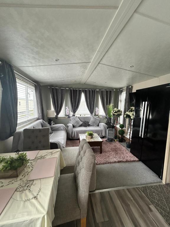 Ruang duduk di VerbKin 6 Berth Caravan Holiday St Osyth Clacton-on-sea - 3 bedrooms