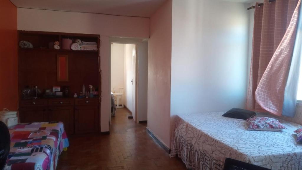 Cama o camas de una habitación en Quarto no Rio Vermelho laranja