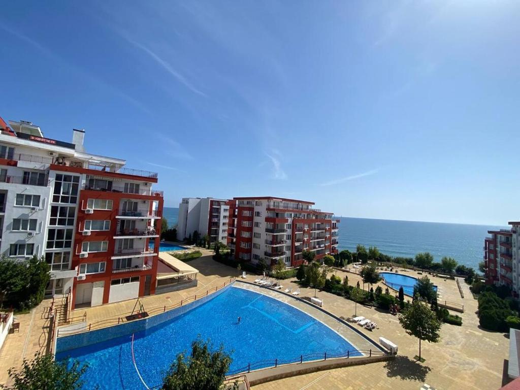 17 pools, sea and Biggest Flat