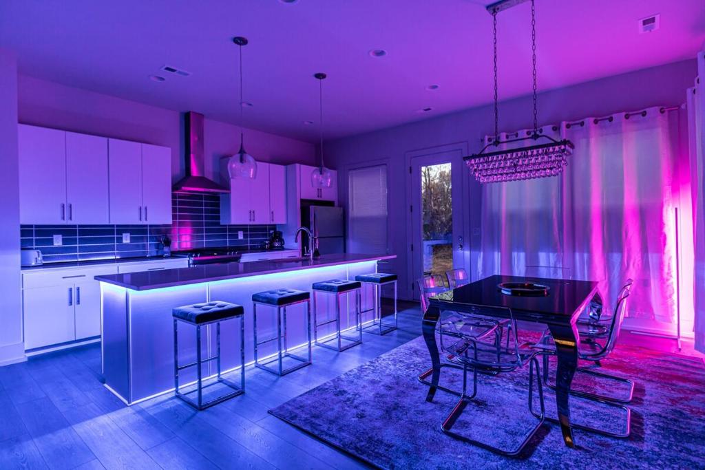 Køkken eller tekøkken på PoolTable-15 Mins to Uptown & DT-King Bed!